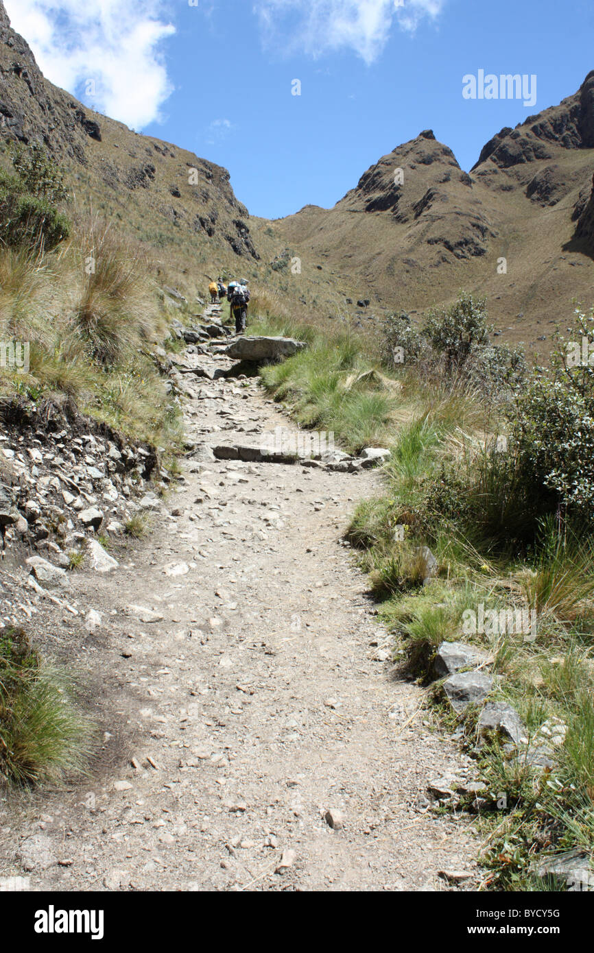 En regardant vers le col d'femme morte sur le chemin de l'Inca dans les Andes au Pérou Banque D'Images