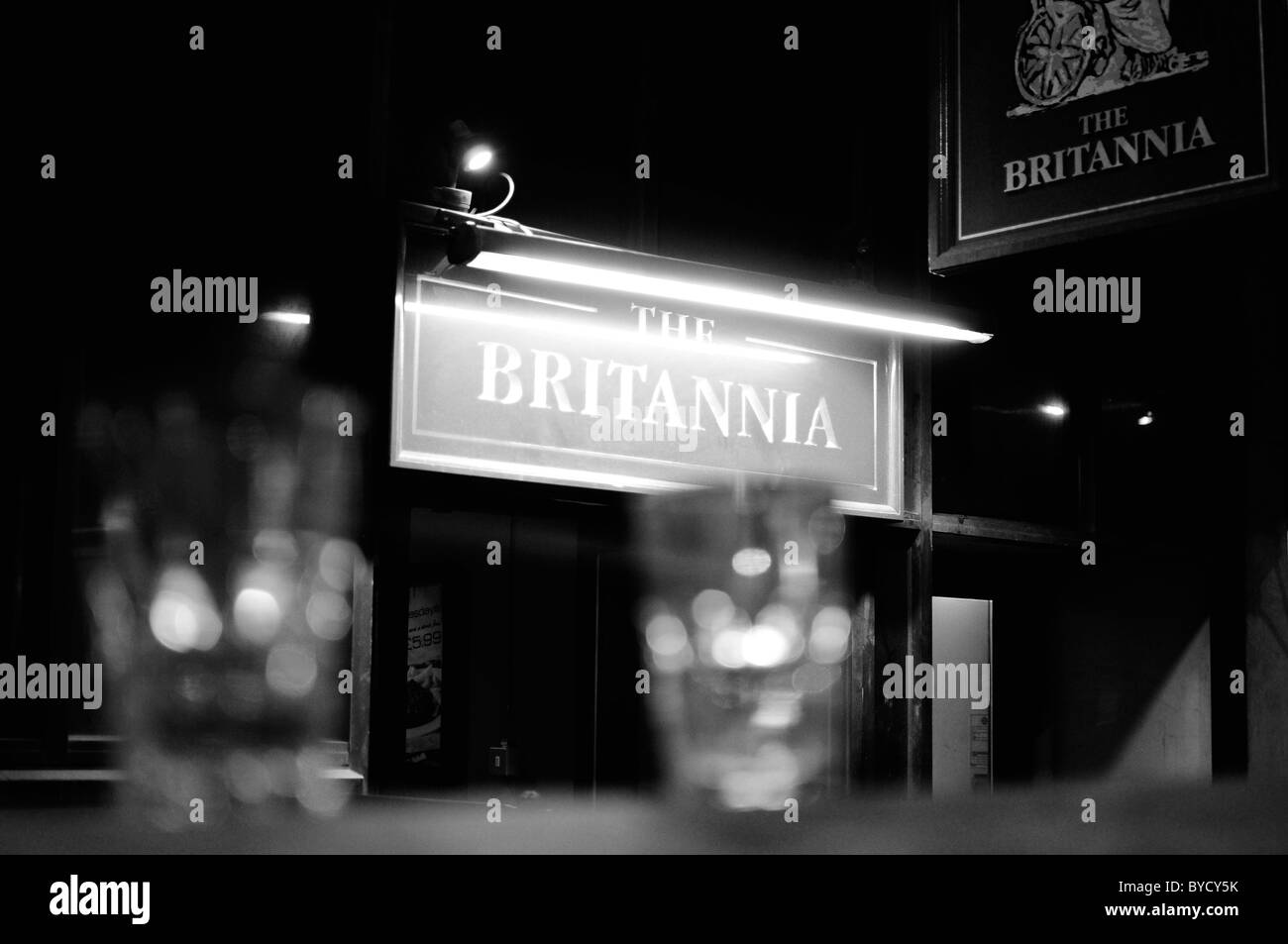 Verres de bière vides laissés à l'extérieur de la Britannia Pub près de London Bridge Banque D'Images