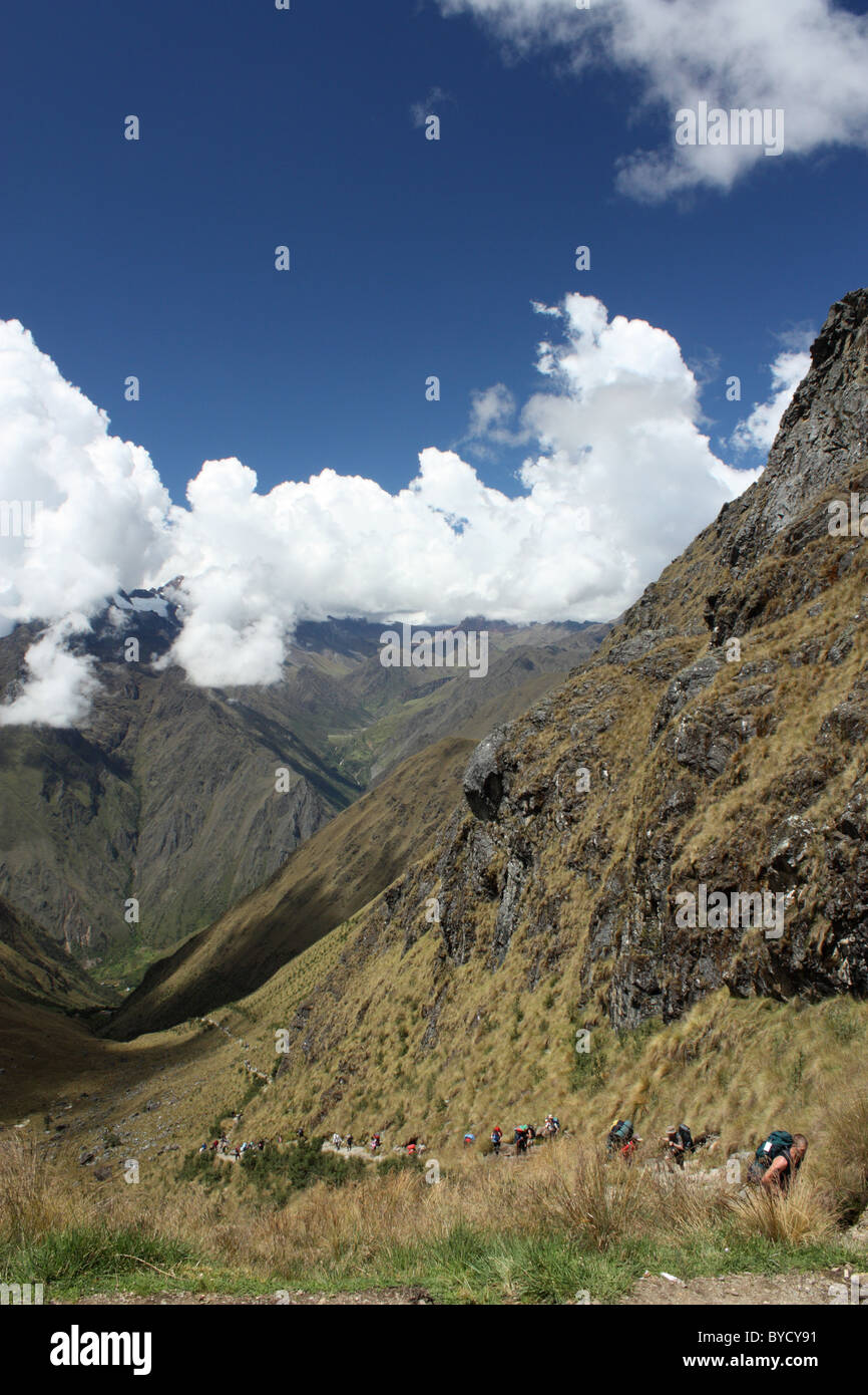 Les promeneurs sur le sentier des Incas dans les Andes au Pérou Banque D'Images
