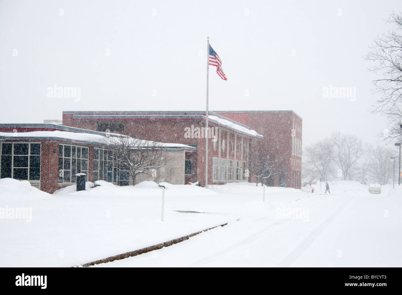 L'entrée de l'école élémentaire Dolbeare à Wakefield, MA est vide sur un jour de neige pour les élèves. Banque D'Images