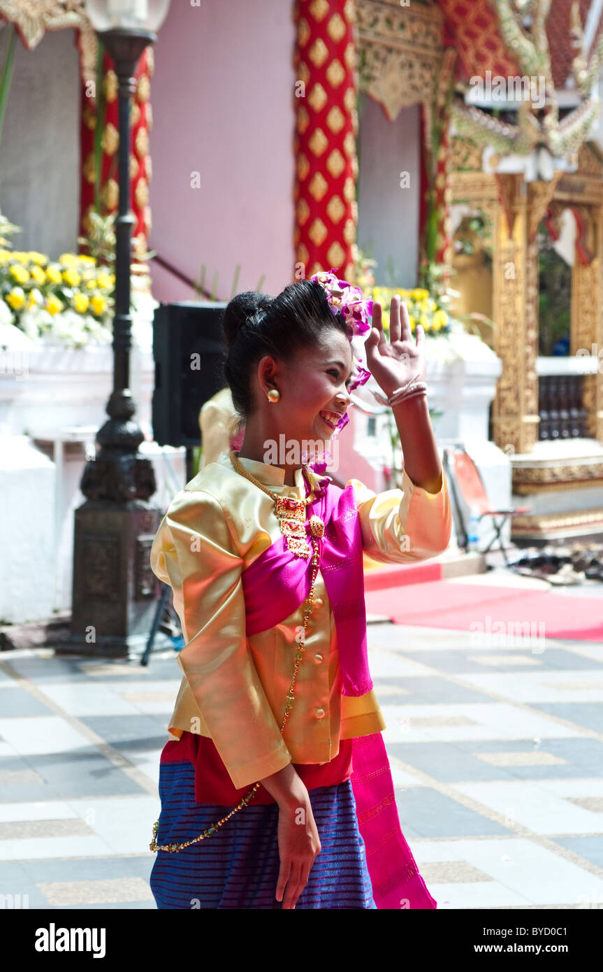 Danseuse en costume traditionnel, Wat Phra That Doi Suthep, Chiang Mai, Thaïlande Banque D'Images
