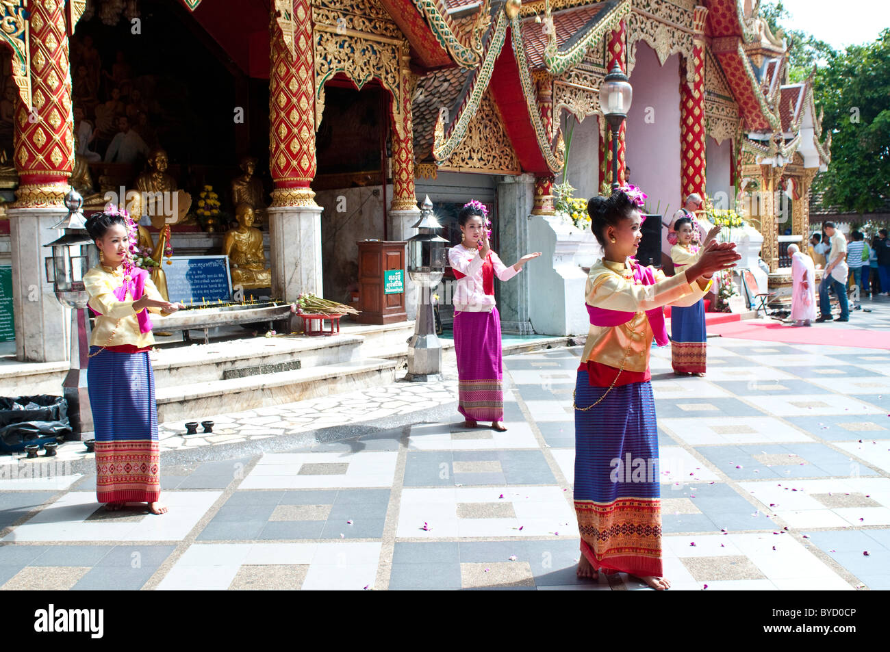Femme dansant vêtus de costumes traditionnels, Wat Phra That Doi Suthep, Chiang Mai, Thaïlande Banque D'Images