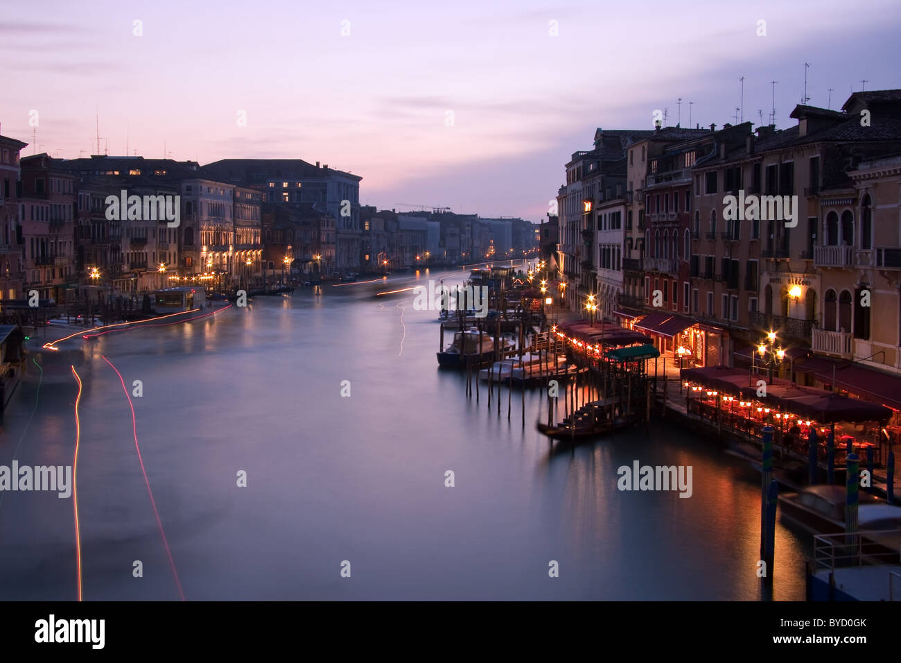 Une longue exposition du Grand Canal depuis le pont du Rialto à Venise Banque D'Images