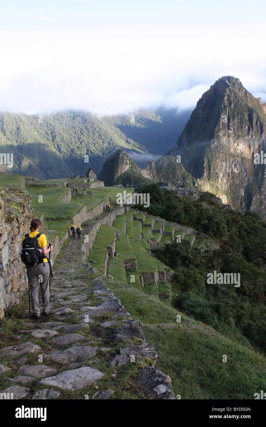 Les randonneurs près de Machu Picchu par le chemin de l'Inca Banque D'Images