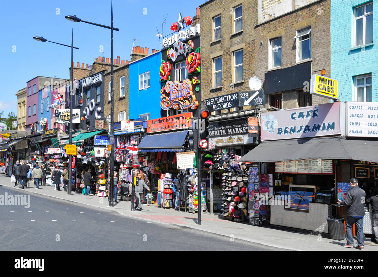 Camden Town High Road et pavement scène de rue colorée magasins de tourisme et café Benjamin locaux d'affaires bleu ciel ensoleillé Springtime day Angleterre Royaume-Uni Banque D'Images