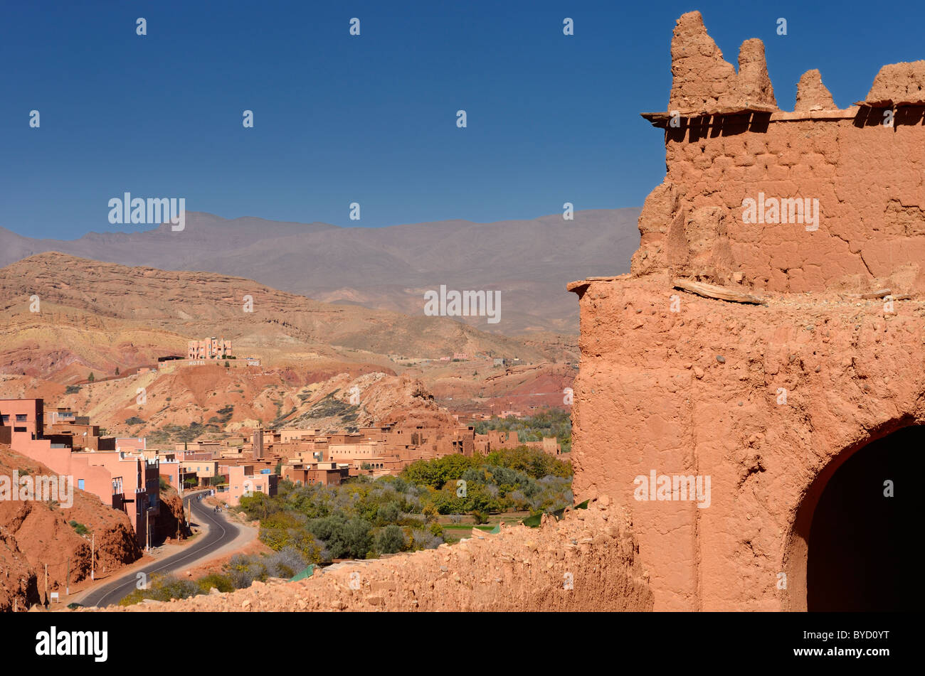 Route jusqu'à la red gorges du Dadès dans les montagnes du haut atlas à partir de la désagrégation des kasbah ait youl le Maroc sur le toit Banque D'Images
