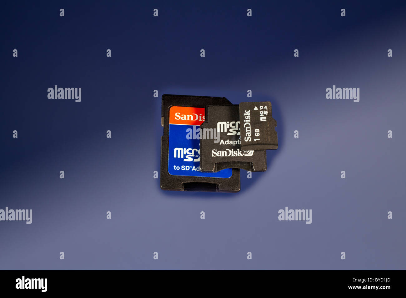 Les cartes mini SD et les adaptateurs sur un fond coloré Banque D'Images