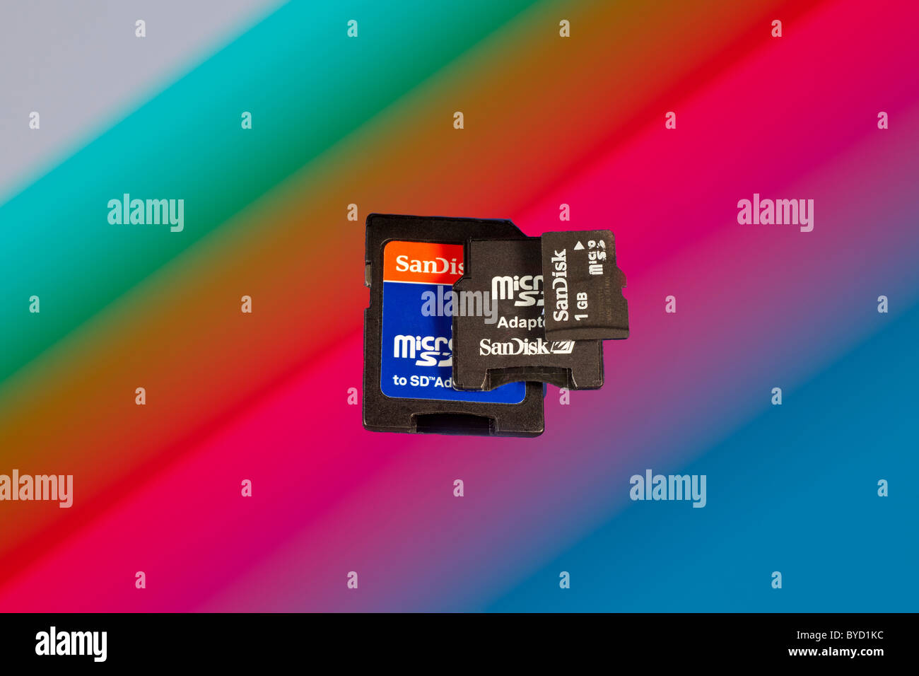 Les cartes mini SD et les adaptateurs sur un fond coloré Banque D'Images