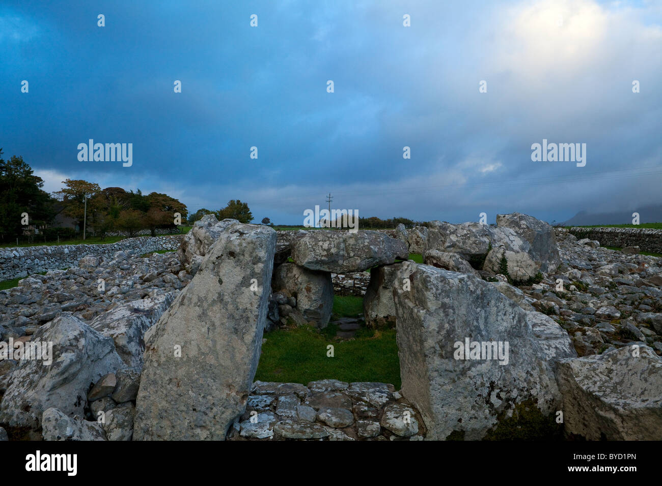Creevykeel Court Tombeau, construit autour de 3 000 avant J.-C., près de Cliffoney, Comté de Sligo, Irlande Banque D'Images