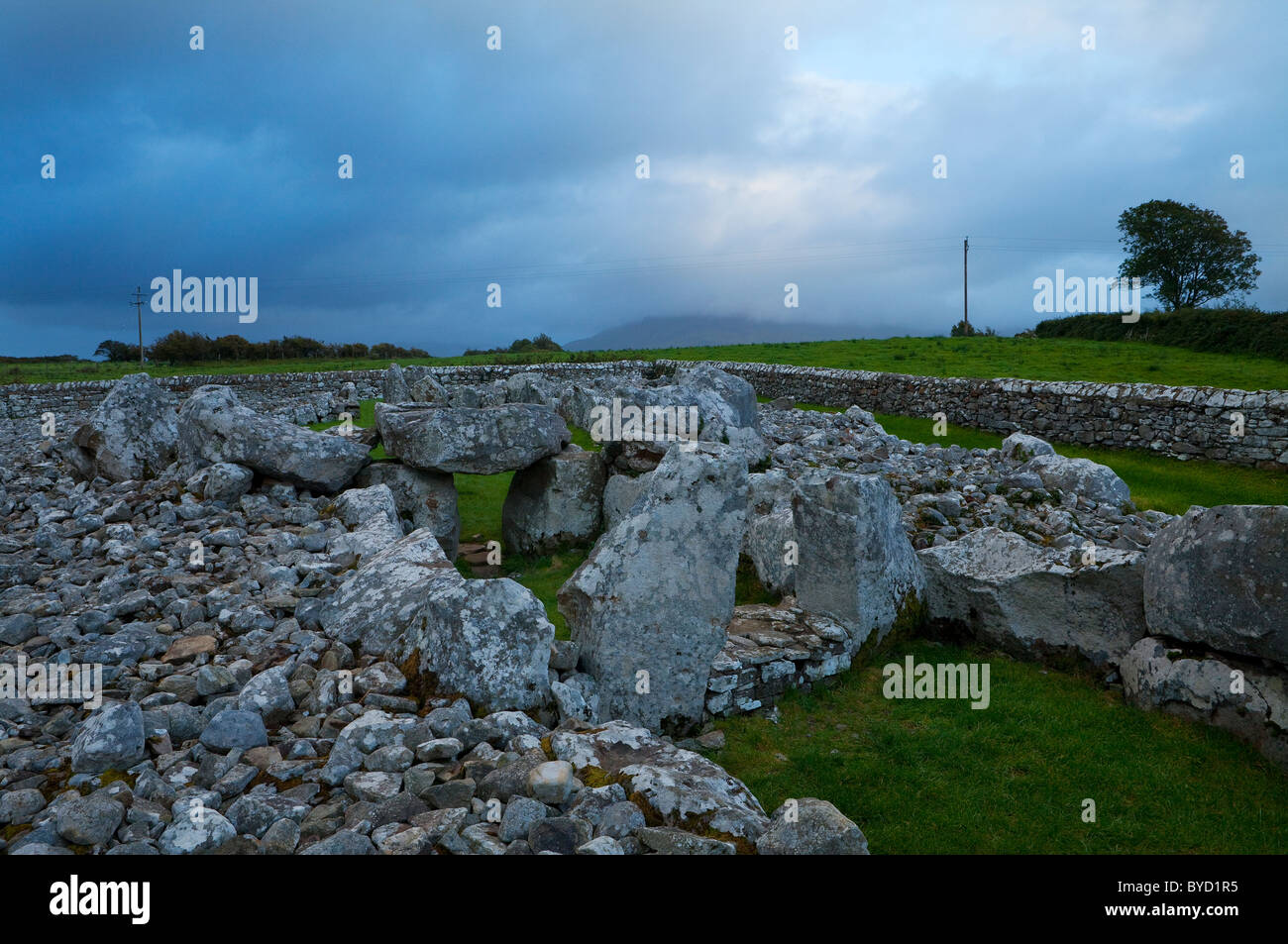 Creevykeel Court Tombeau, construit autour de 3 000 avant J.-C., près de Cliffoney, Comté de Sligo, Irlande Banque D'Images