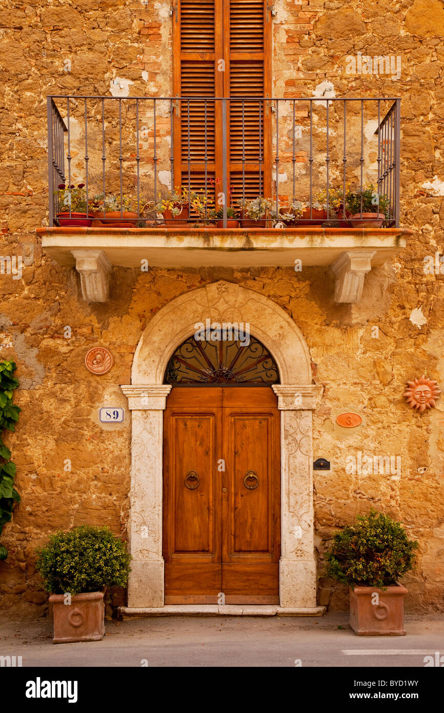 Porte avant pour la Maison dans village médiéval de Castelmuzio près de Montisi, Toscane Italie Banque D'Images
