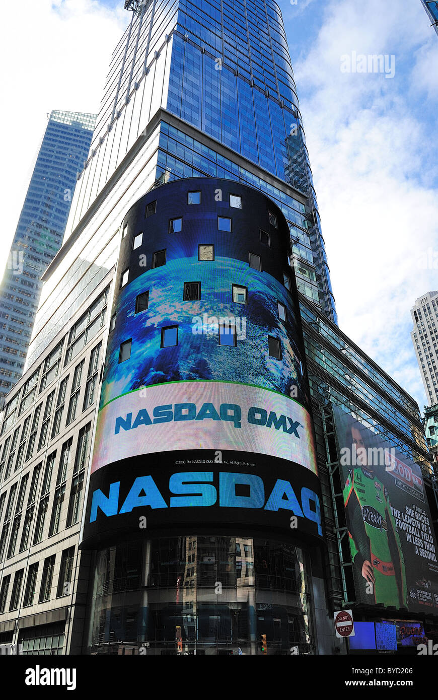 Le panneau électronique NASDAQ à Times Square. La ville de New York. 18 avril, 2010. Banque D'Images