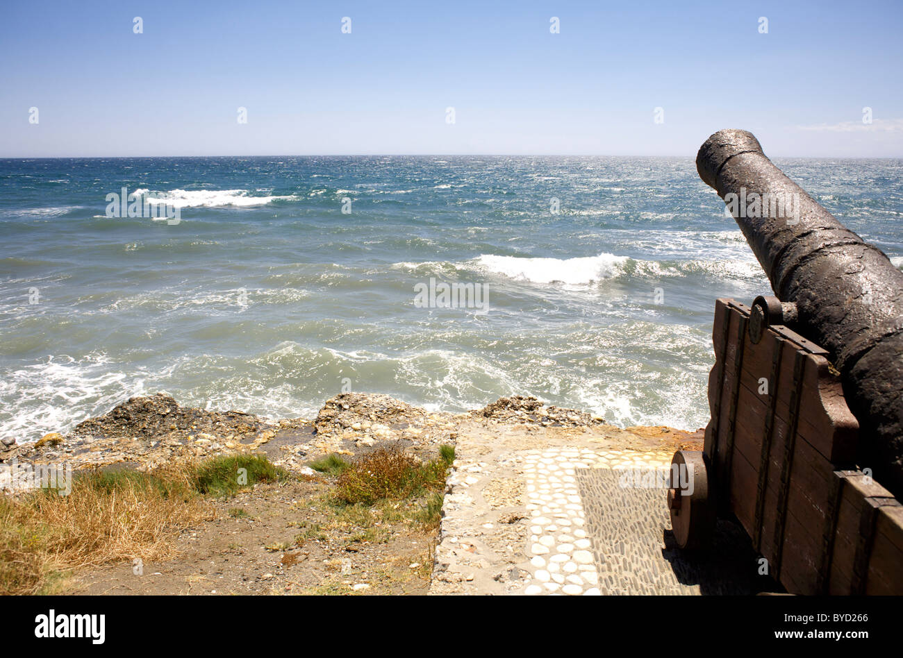 Cannon pointant vers la mer, Torrox Costa, robuste, côte, côte, rochers, cannon, les défenses maritimes Espagnol, Espagnol, Costa Banque D'Images