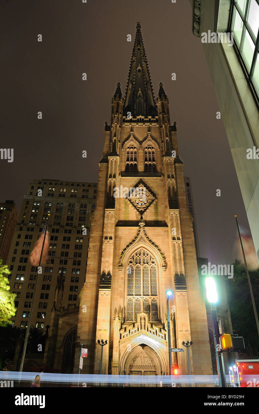Église de la Trinité et son clocher dans la nuit dans la ville de New York. Banque D'Images