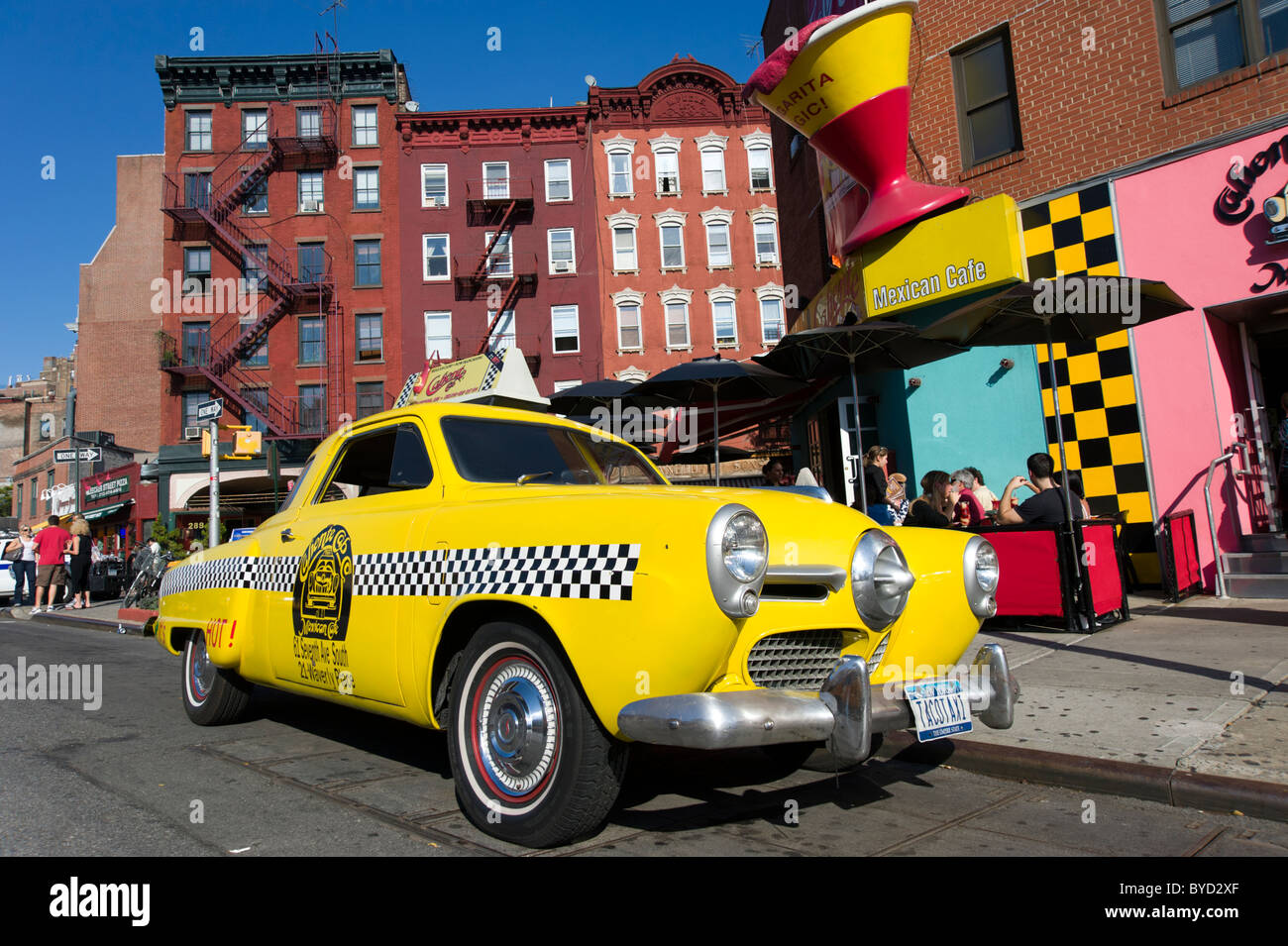 1950 Studebaker taxi jaune sur la 7ème Avenue, Greenwich Village, New York City, USA Banque D'Images