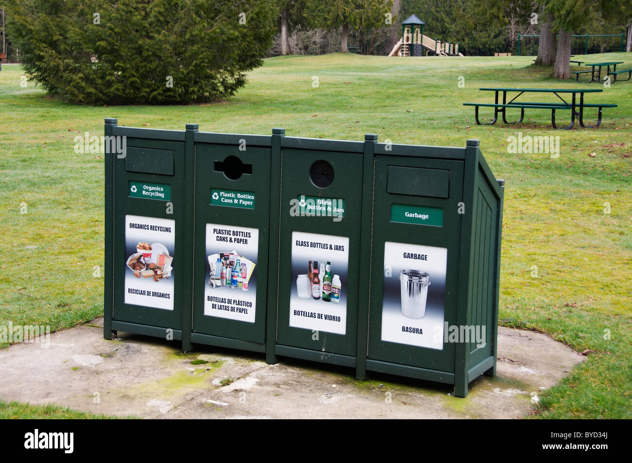 Une station de recyclage, de pique-nique et aire de jeux Jungle gym sont quelques-unes des commodités à Burfoot Park dans le comté de Thurston. Banque D'Images