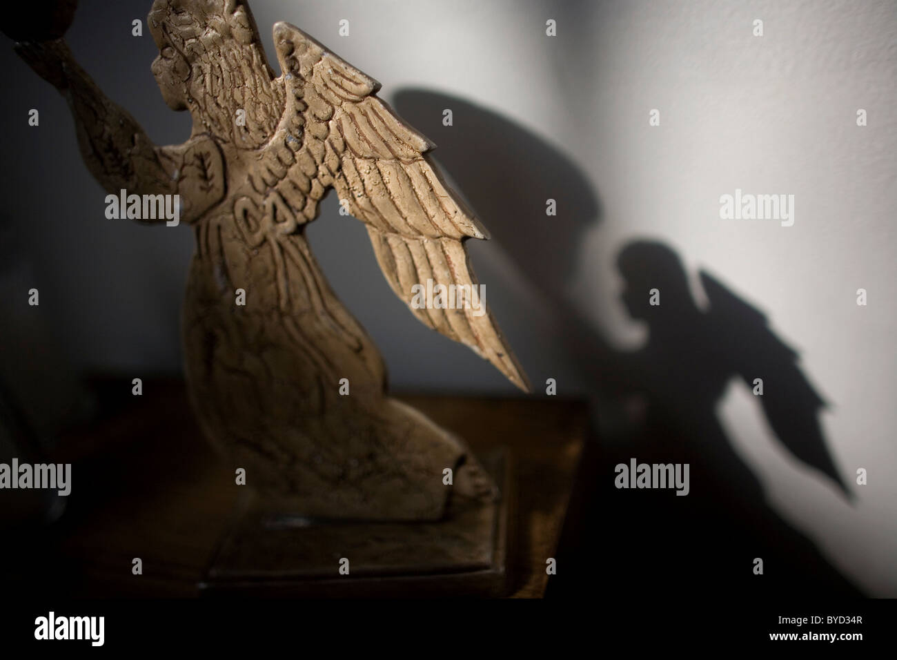 Un ange bougeoir jette une ombre sur le mur de la ville de Mexico, le 1er janvier 2011. Banque D'Images