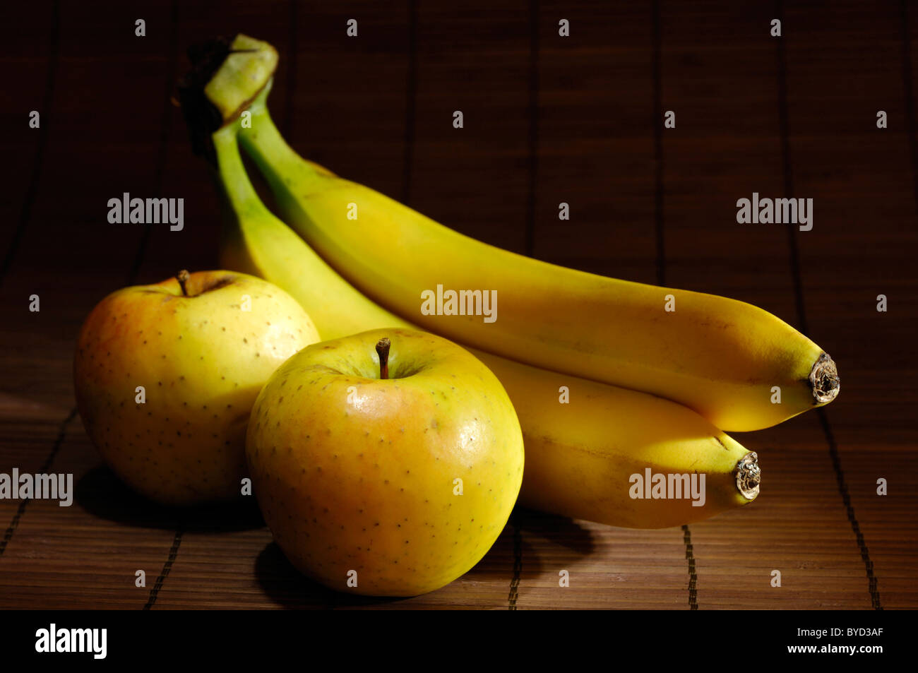 Les pommes et les bananes nourriture artistique still life Banque D'Images