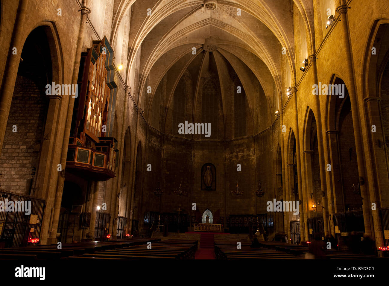 L'église Santa Maria de Pi éclairés la nuit à Barcelone, Catalogne, Espagne Banque D'Images