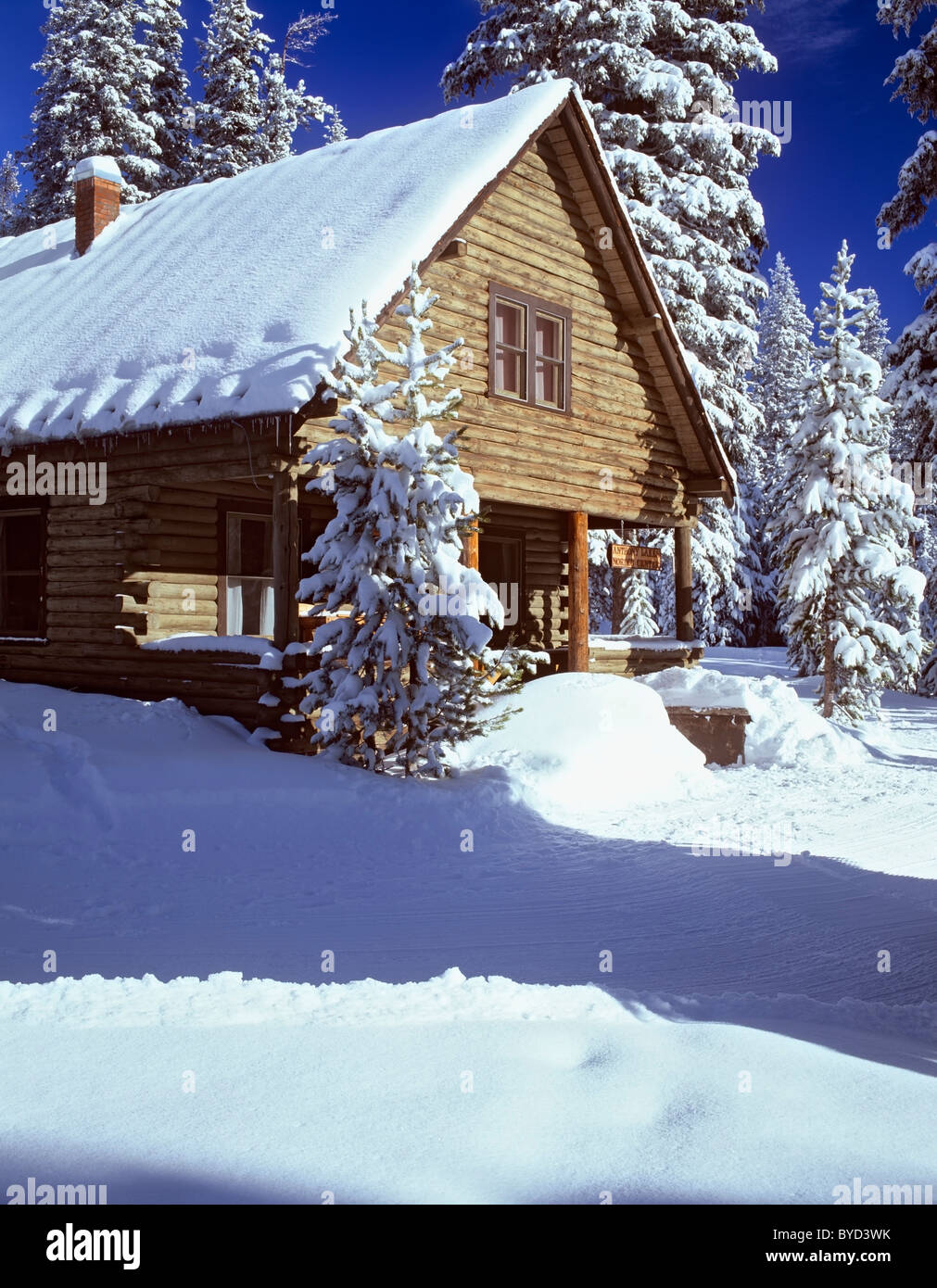 Oregon's Anthony Lakes Nordic Ski chalet niché parmi les arbres couverts de neige dans les montagnes de cornes. Banque D'Images