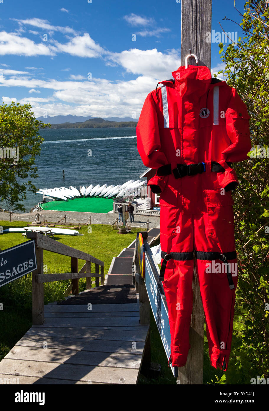 Une combinaison étanche rouge est suspendu en dehors d'une location de kayak dans la région de Tofino, Colombie-Britannique, Canada. Banque D'Images