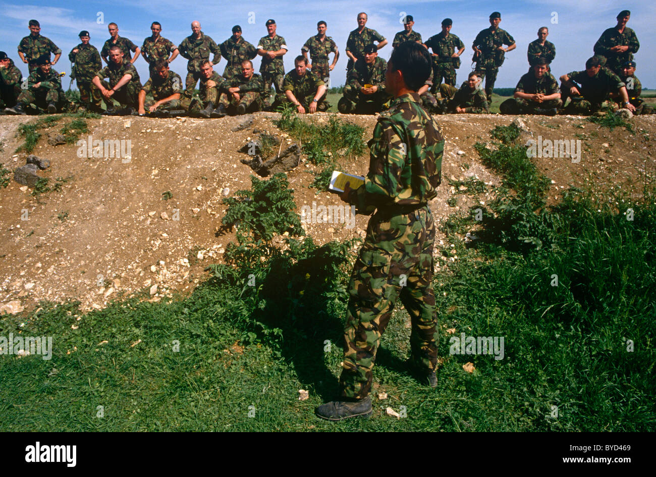 L'Armée britannique soldat Gurkha indique à ses hommes au cours d'un exercice dans la plaine de Salisbury, l'infanterie de l'armée de terre formation. Banque D'Images