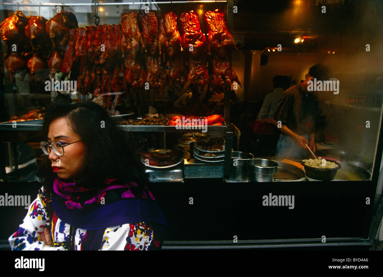 Un passant se tient près d'un restaurant chinois à Gerrard Street dans le quartier chinois de Londres, Angleterre. Banque D'Images