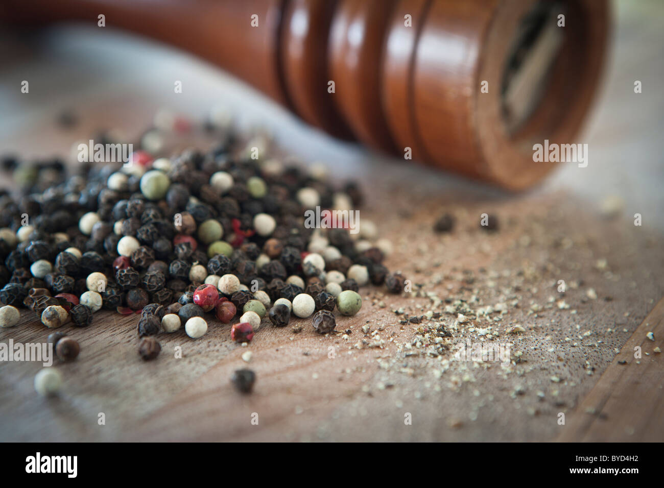 Poivre arc-en-corns et grinder Banque D'Images