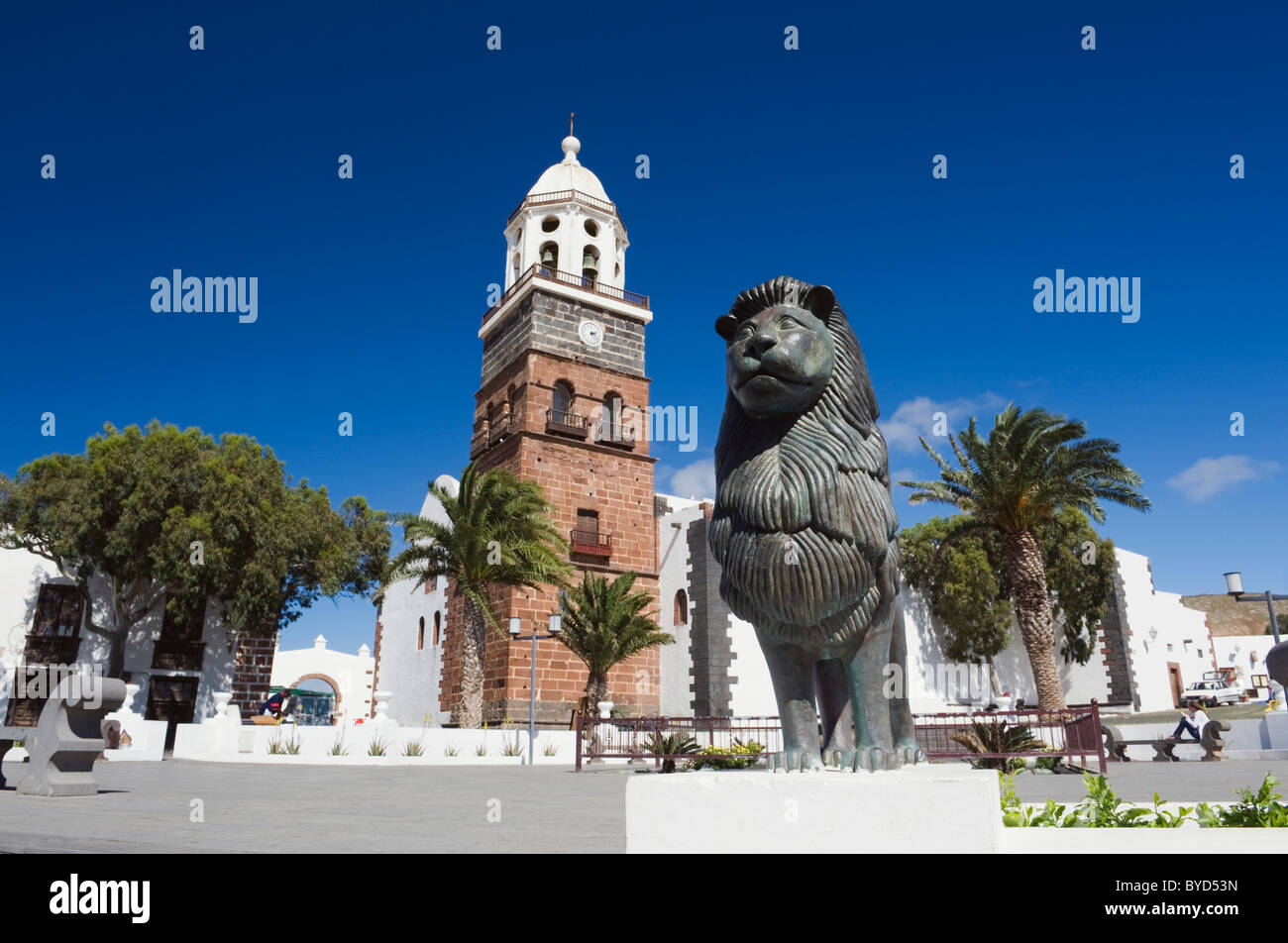 La place principale et l'église de Nuestra Señora de Guadalupe, Teguise, Lanzarote, Canary Islands, Spain, Europe Banque D'Images