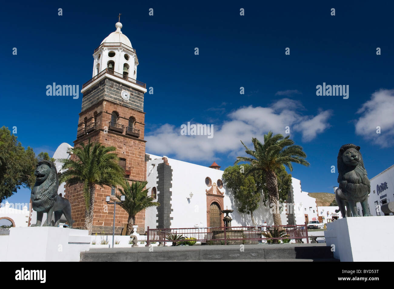 La place principale et l'église de Nuestra Señora de Guadalupe, Teguise, Lanzarote, Canary Islands, Spain, Europe Banque D'Images