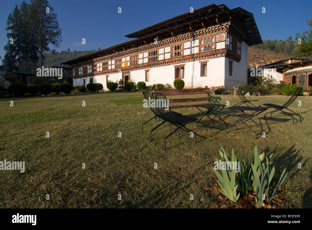 Bâtiments bouddhistes, anciennement un Tsong, maintenant hôtel de luxe à Paro, Bhoutan, Asie Banque D'Images