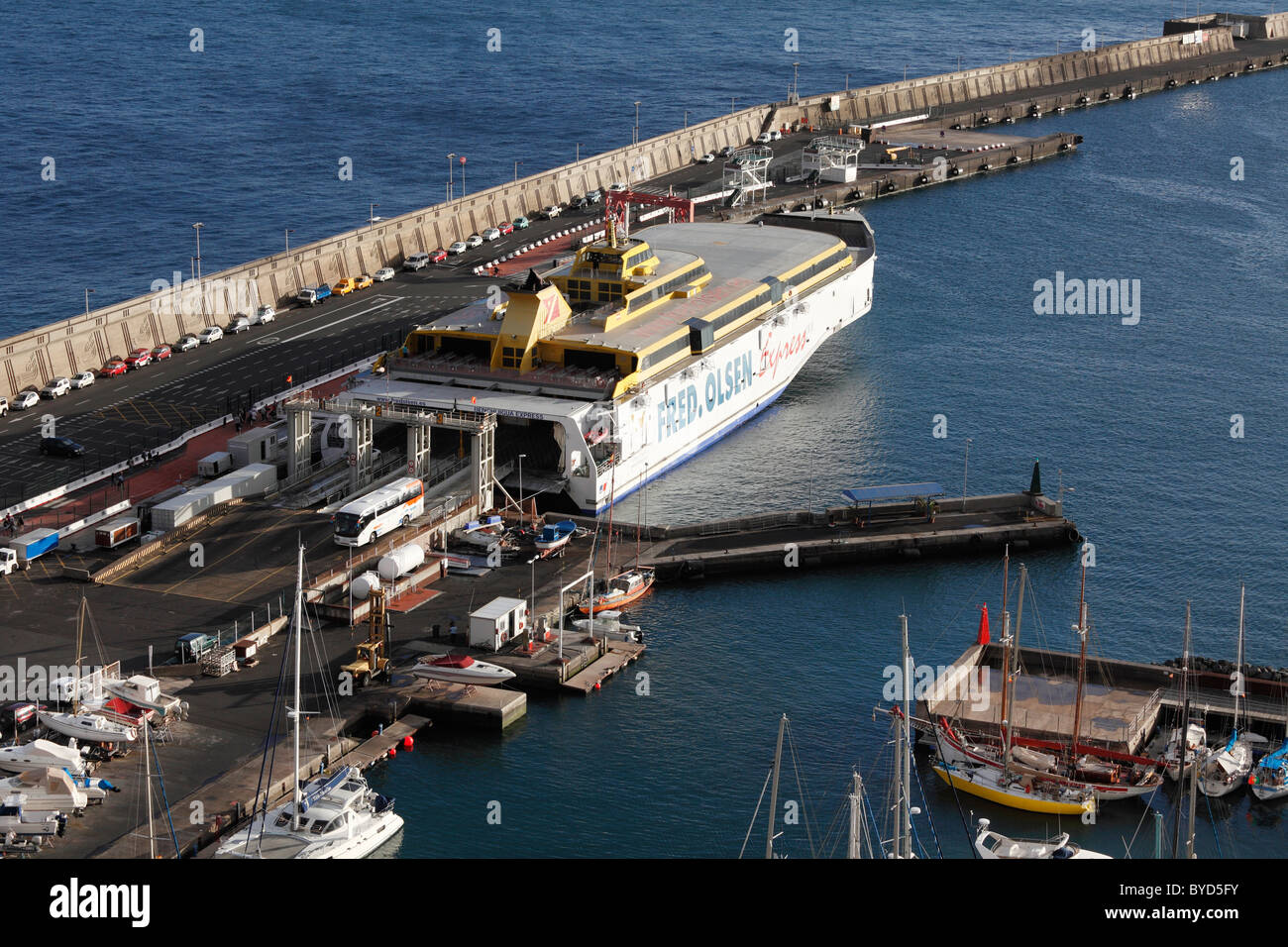 Benchijigua Express car-ferry de Fred Olsen Cruise Lines dans le port de San Sebastián de La Gomera, Îles Canaries, Espagne Banque D'Images