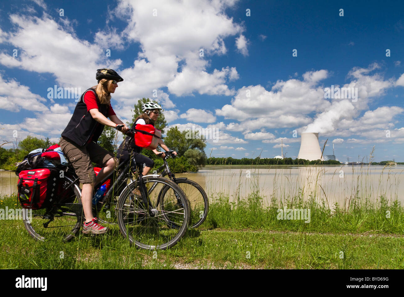 Les cyclistes le long de la rivière Isar, piste cyclable, Ohu Nuclear Power Plant, l'Isar 1, Bavaria, Germany, Europe Banque D'Images