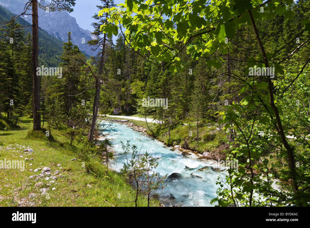 La rivière Isar, bicyclette tour à l'origine de la rivière Isar, Hinterautal, Karwendel, Alpes, Tirol, Autriche, Europe Banque D'Images