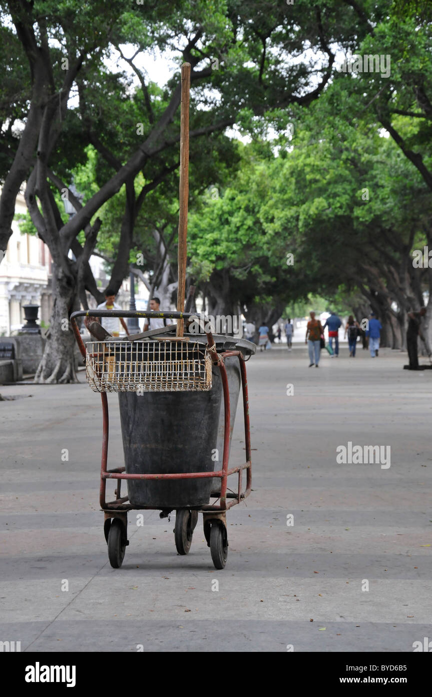 Panier de poussière sur le Paseo de Marti street, également connu sous le nom de Prado, La Havane, le quartier historique, Cuba, Caraïbes, Amérique Centrale Banque D'Images