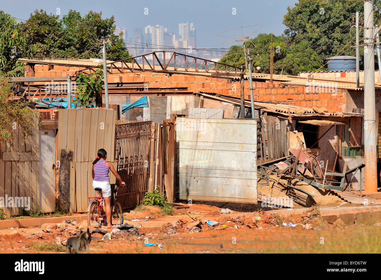 Logements rudimentaires sur le bord de Lixao dump dans la ville satellite de Estrutural près de Brasilia, District Fédéral, Brésil Banque D'Images