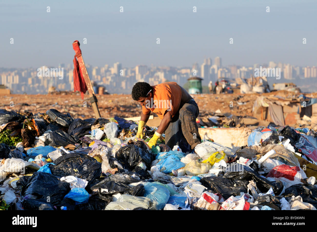 Recherche homme pour les produits recyclables à l'Lixao dump dans la ville satellite de Estrutural près de Brasilia, District Fédéral, Brésil Banque D'Images