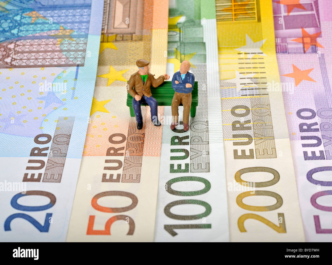Divers billets en euros, les personnes âgées assis sur un banc de parc, image symbolique de la retraite, pension de vieillesse Banque D'Images