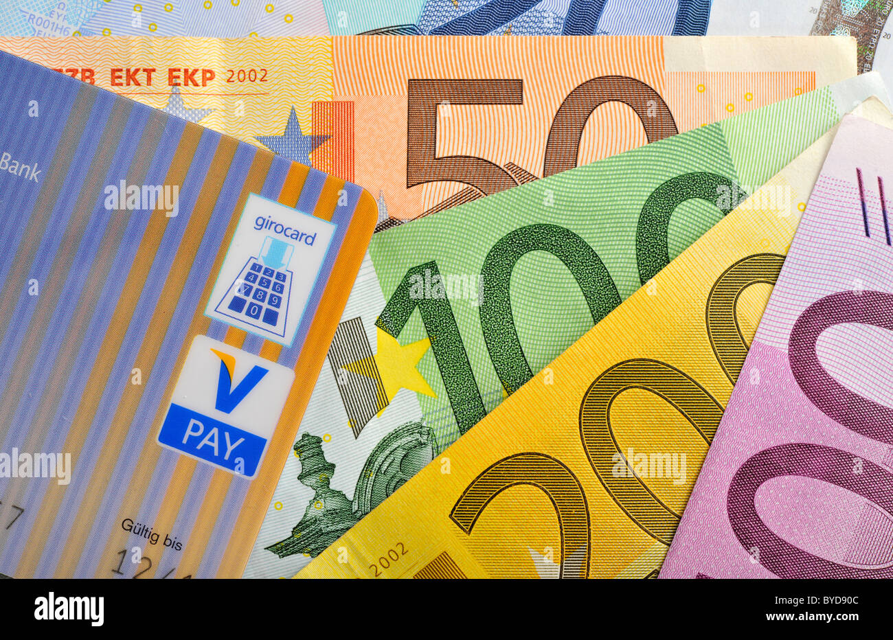 Billets en euros, les projets se déploient en éventail, carte bancaire, carte de paiement avec les dernières icônes, V-PAY, Vpay, girocard Banque D'Images