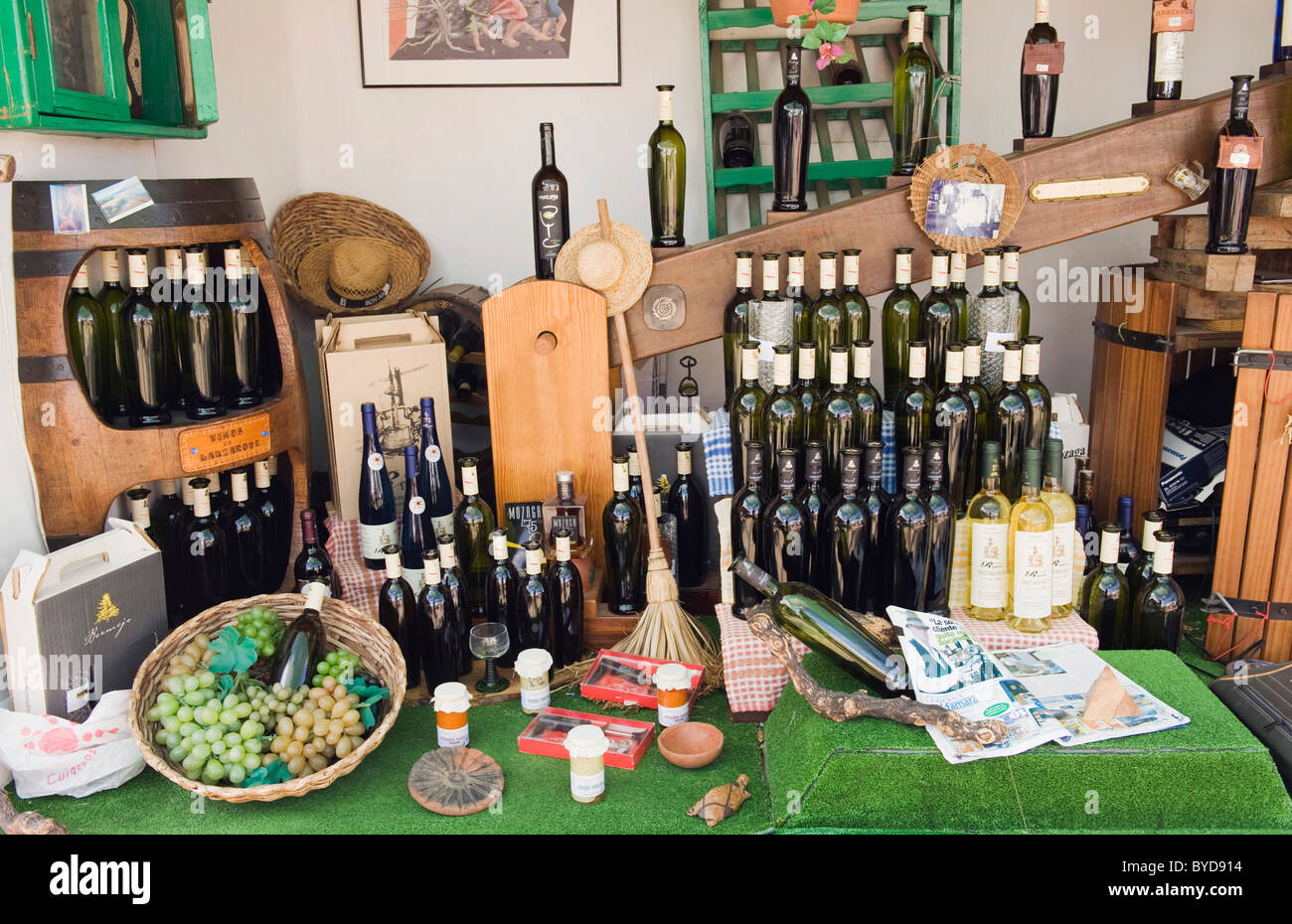 Vente de vin sur le marché, El Mercadillo à Marina Rubicon, Playa Blanca, Lanzarote, Canary Islands, Spain, Europe Banque D'Images
