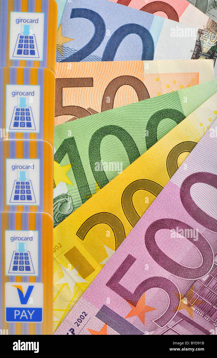 Billets en euros, les projets se déploient en éventail, carte bancaire, carte de paiement avec les dernières icônes, V-PAY, Vpay, girocard Banque D'Images