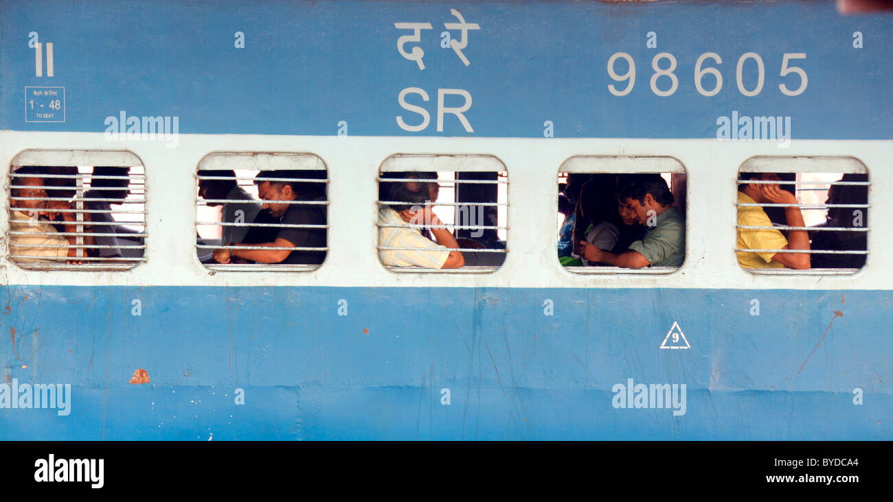 Transport ferroviaire de passagers de 2ème classe avec des barreaux aux fenêtres, la section des hommes, Ernakulam, Ochanathuruthu, Kerala, Inde, Asie Banque D'Images