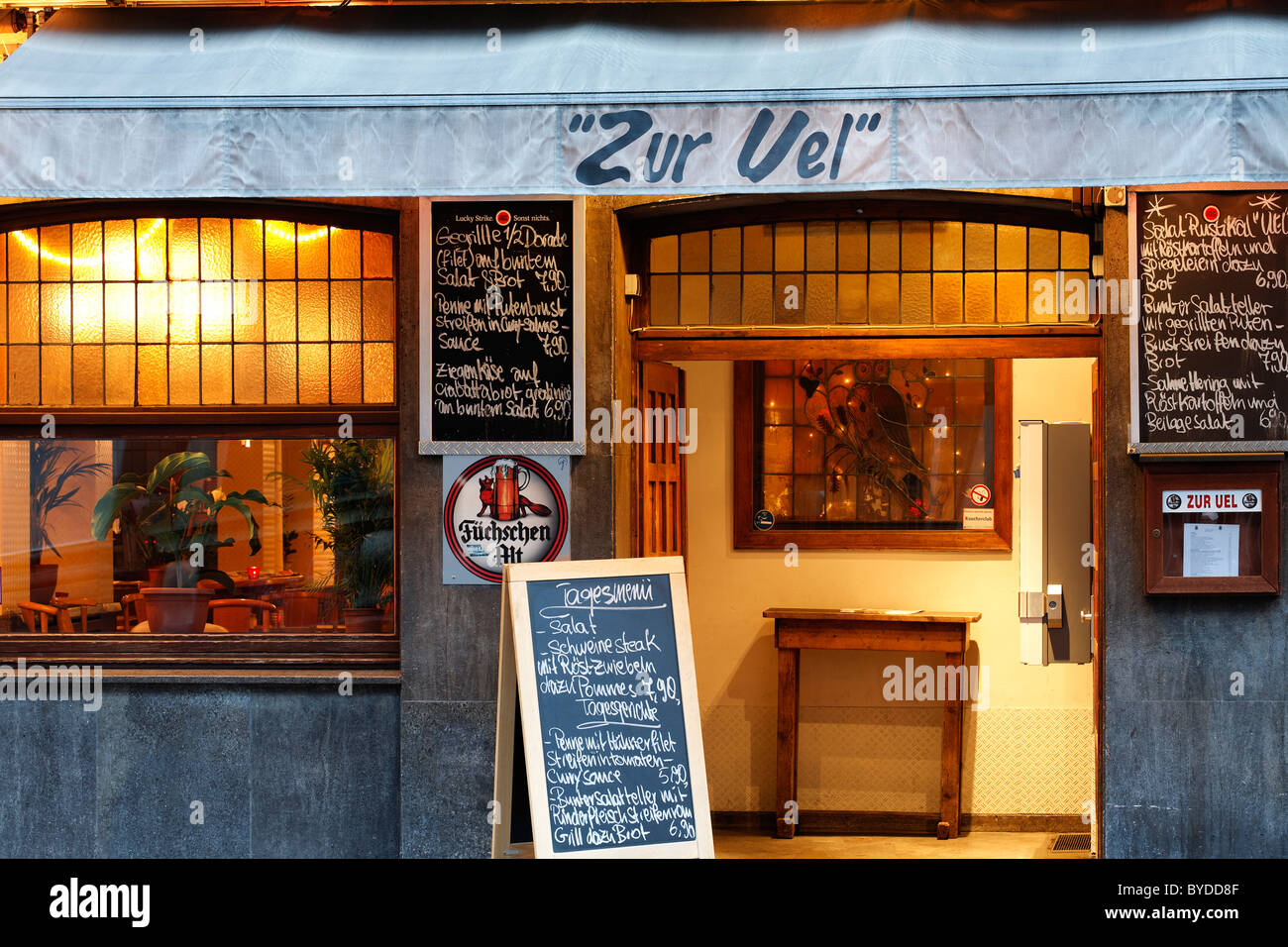 Duesseldorf typique pub dans le quartier historique, panneau de menu affiché en face de la porte, l'humeur du soir Banque D'Images