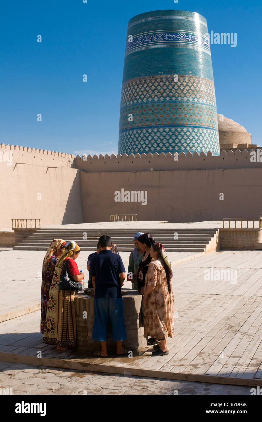 Les musulmans à Ichon-Qala Forteresse, Khiva, Ouzbékistan, l'Asie centrale Banque D'Images