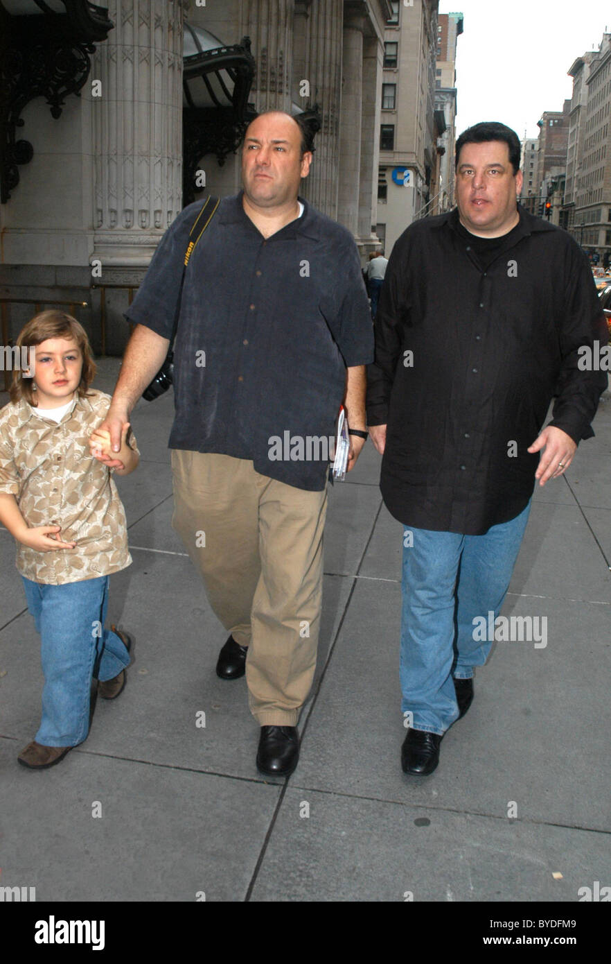 Michael Gandolfini, James Gandolfini et Steve Schirripa marchant sur la