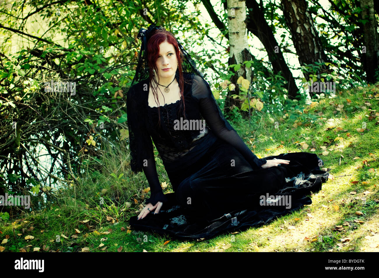 Woman Gothic Dark Haired Sitting Banque D Image Et Photos Alamy