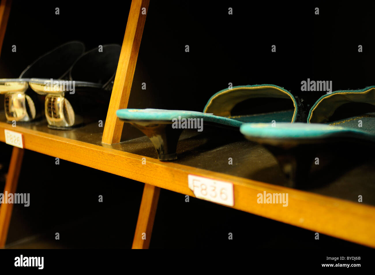 Sur l'étagère chaussures Sri Guru Singh Sabha Hounslow Middlesex Banque D'Images