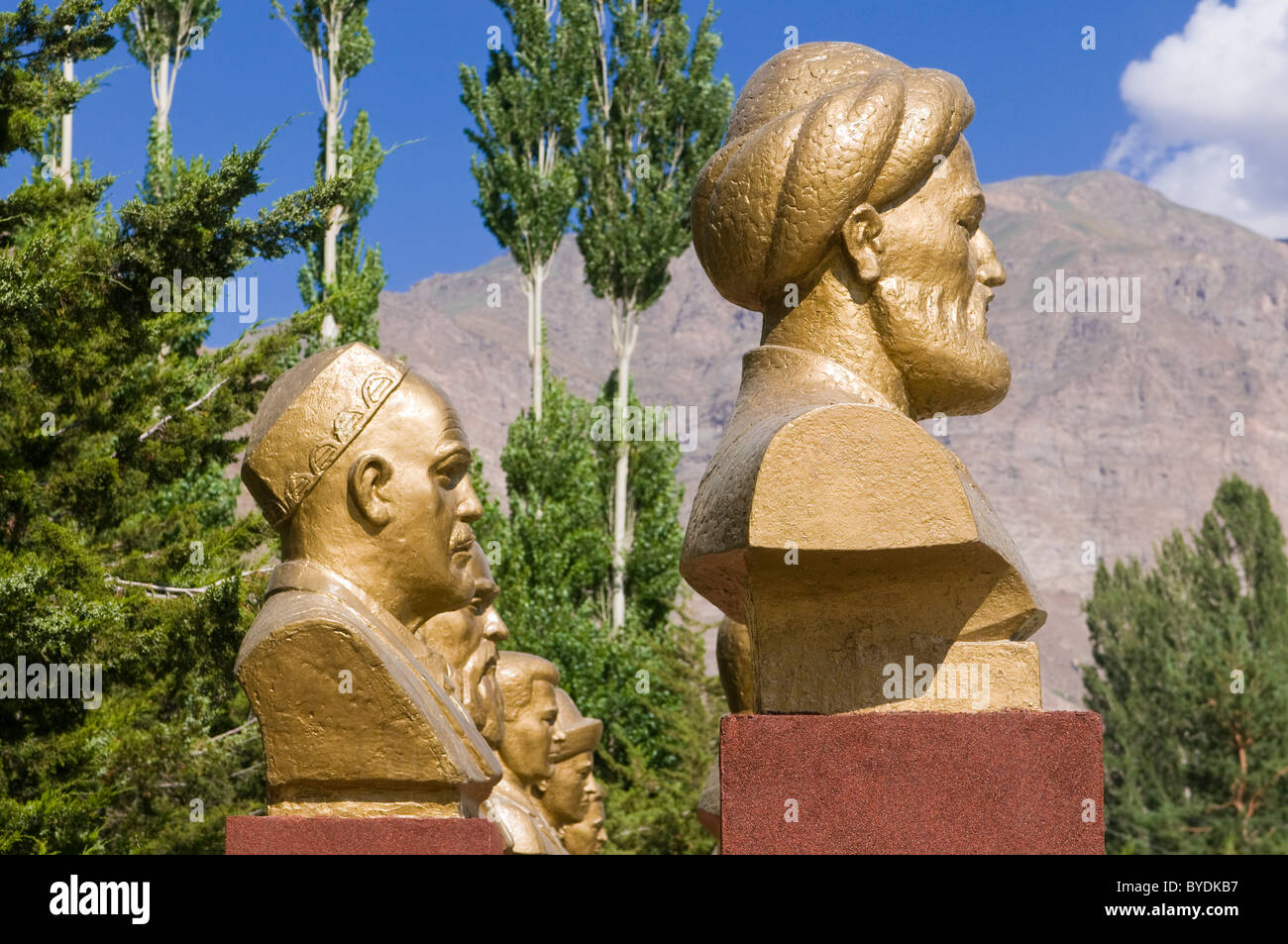 Bustes d'or d'hommes célèbres, Khorog, montagnes du Pamir, au Tadjikistan, en Asie centrale Banque D'Images