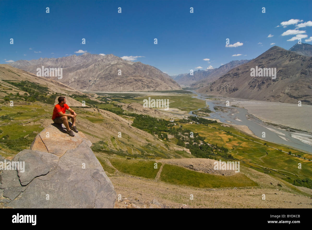 L'homme jouissant de la vue sur le paysage de montagne Langar, Corridor Wakhan, au Tadjikistan, en Asie centrale Banque D'Images