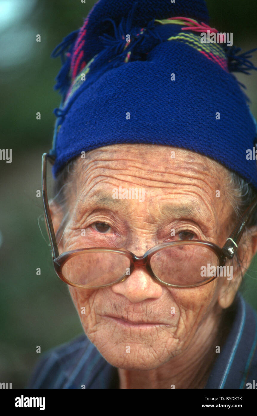 La tribu ancienne femme. Rues. Luang Prabang. Le Laos. Banque D'Images